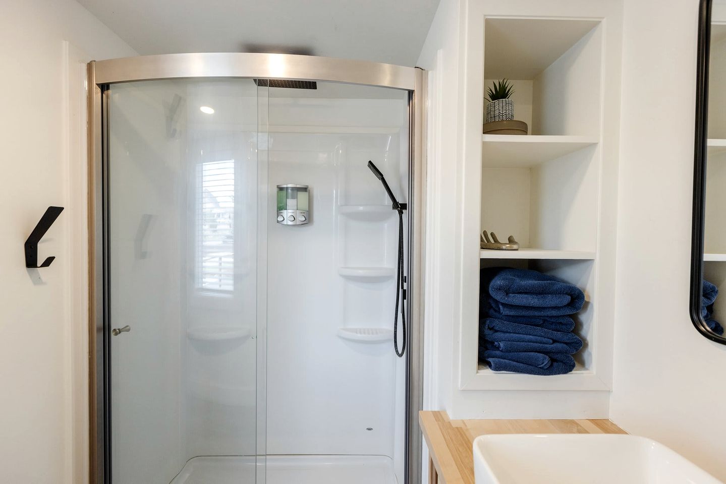 Relaxation Awaits: Cozy Modern Tiny Home with Private Deck Near Zion in Utah