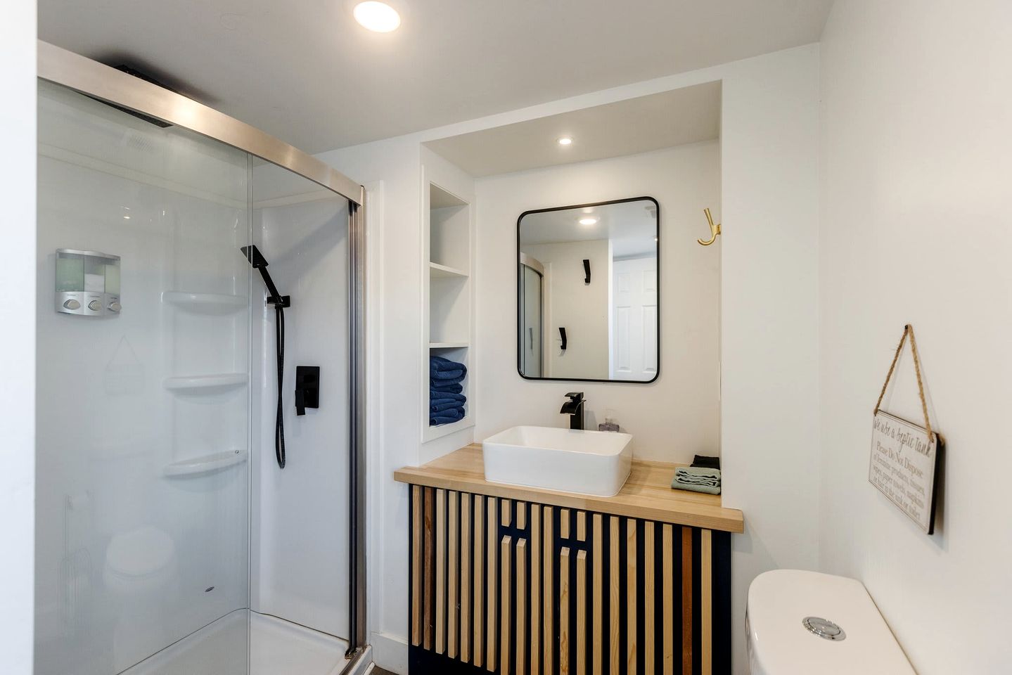 Relaxation Awaits: Cozy Modern Tiny Home with Private Deck Near Zion in Utah