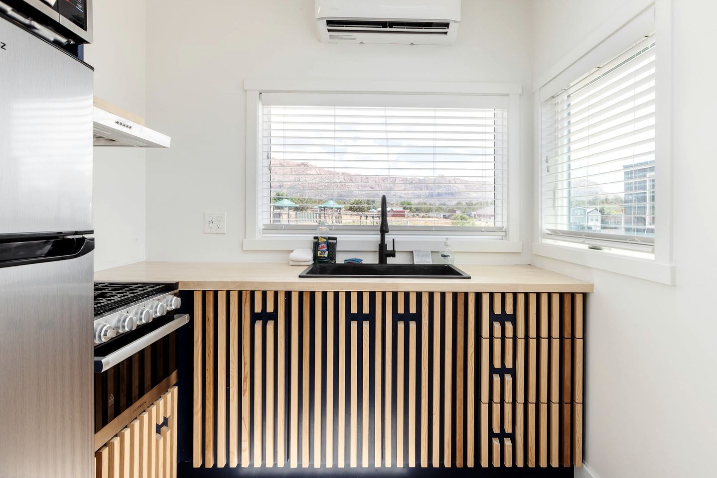 Relaxation Awaits: Cozy Modern Tiny Home with Private Deck Near Zion in Utah