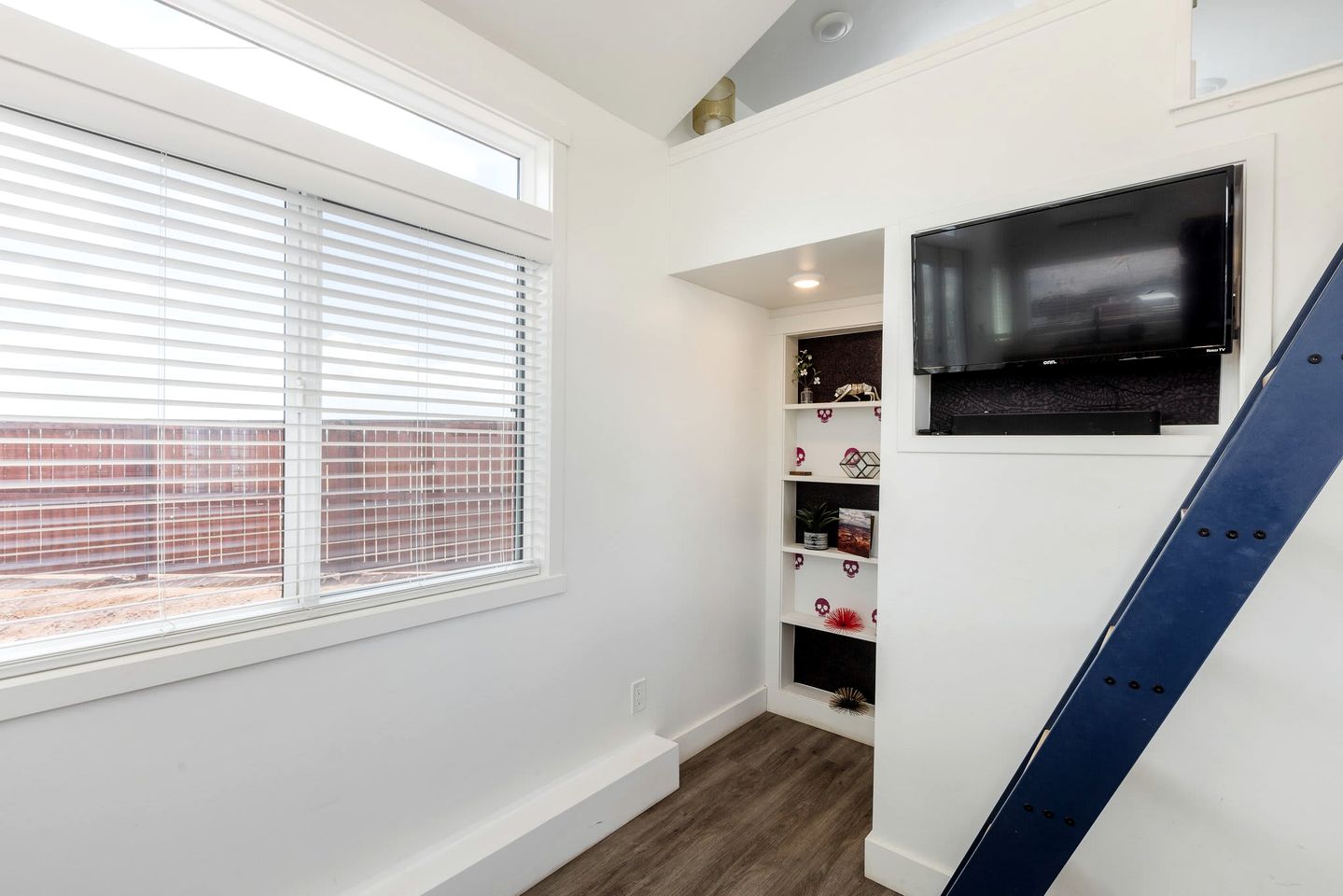 Relaxation Awaits: Cozy Modern Tiny Home with Private Deck Near Zion in Utah