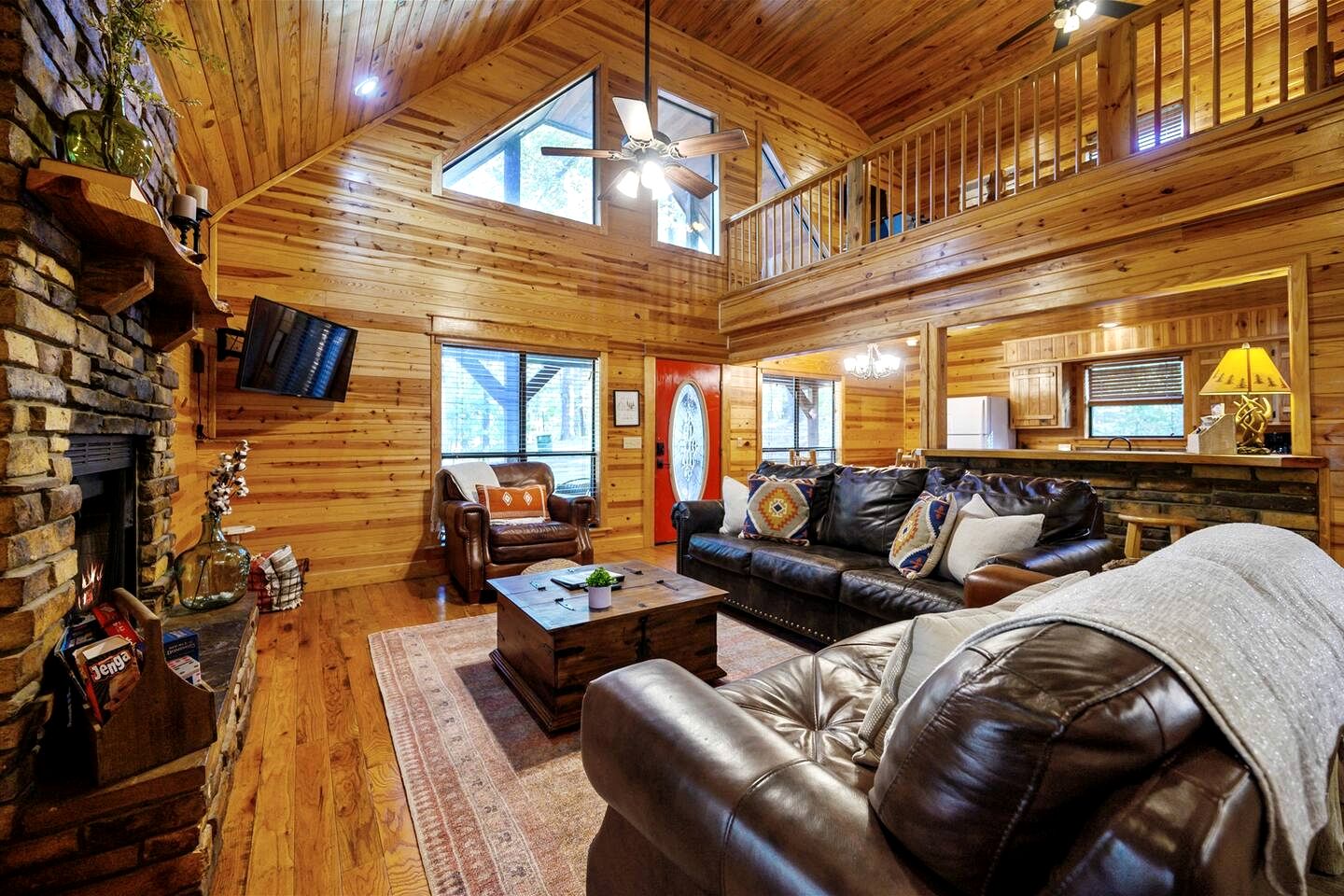 Relaxing Cabin with Hot Tub and Fire Pit in Broken Bow, Oklahoma