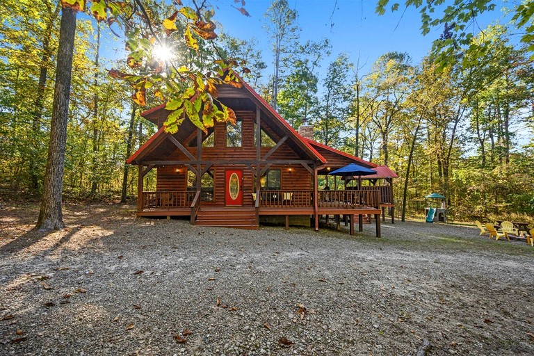 Relaxing Cabin with Hot Tub and Fire Pit in Broken Bow, Oklahoma