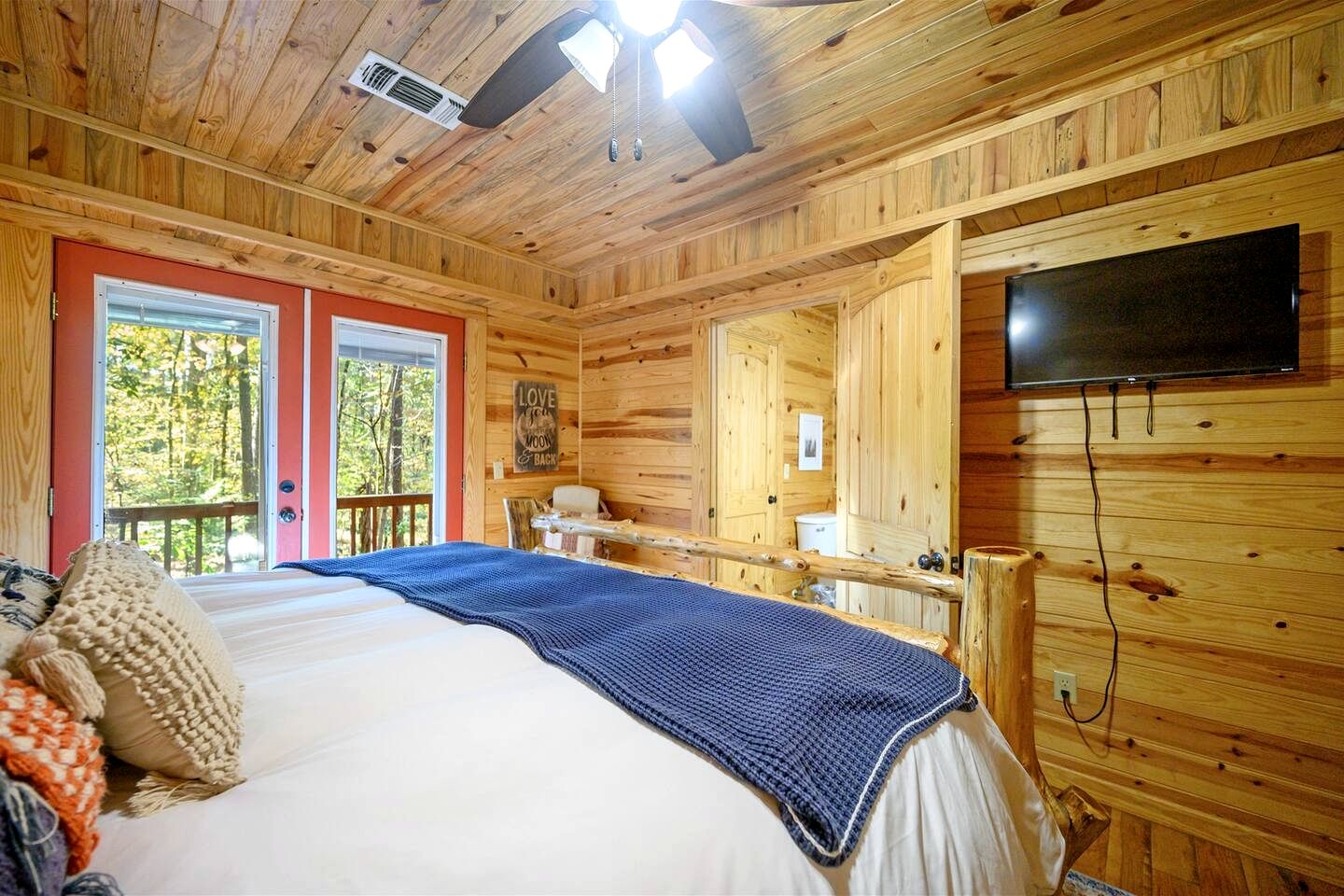 Relaxing Cabin with Hot Tub and Fire Pit in Broken Bow, Oklahoma