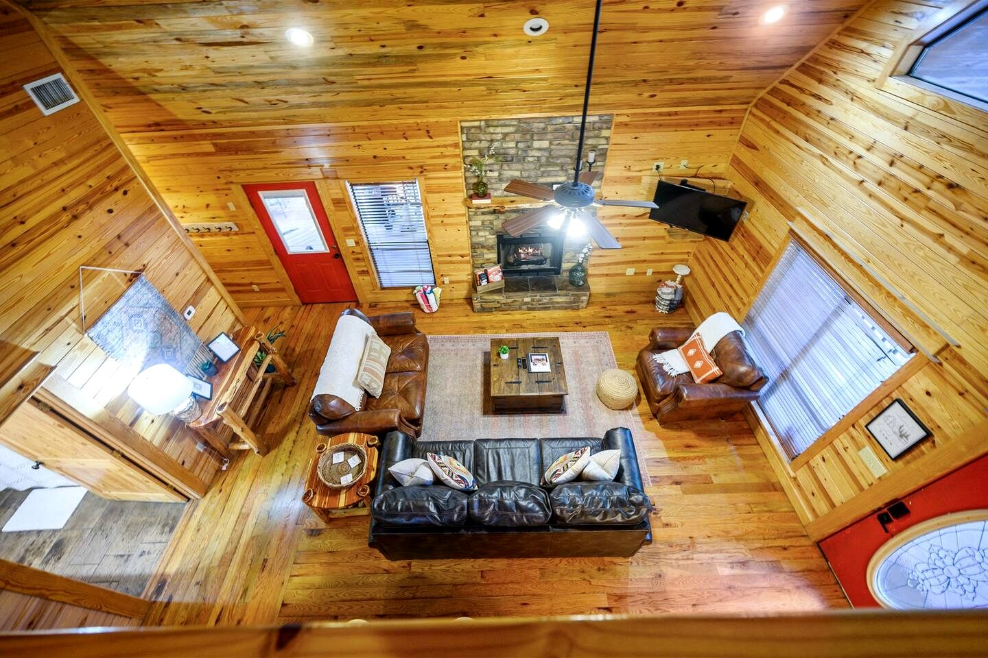 Relaxing Cabin with Hot Tub and Fire Pit in Broken Bow, Oklahoma