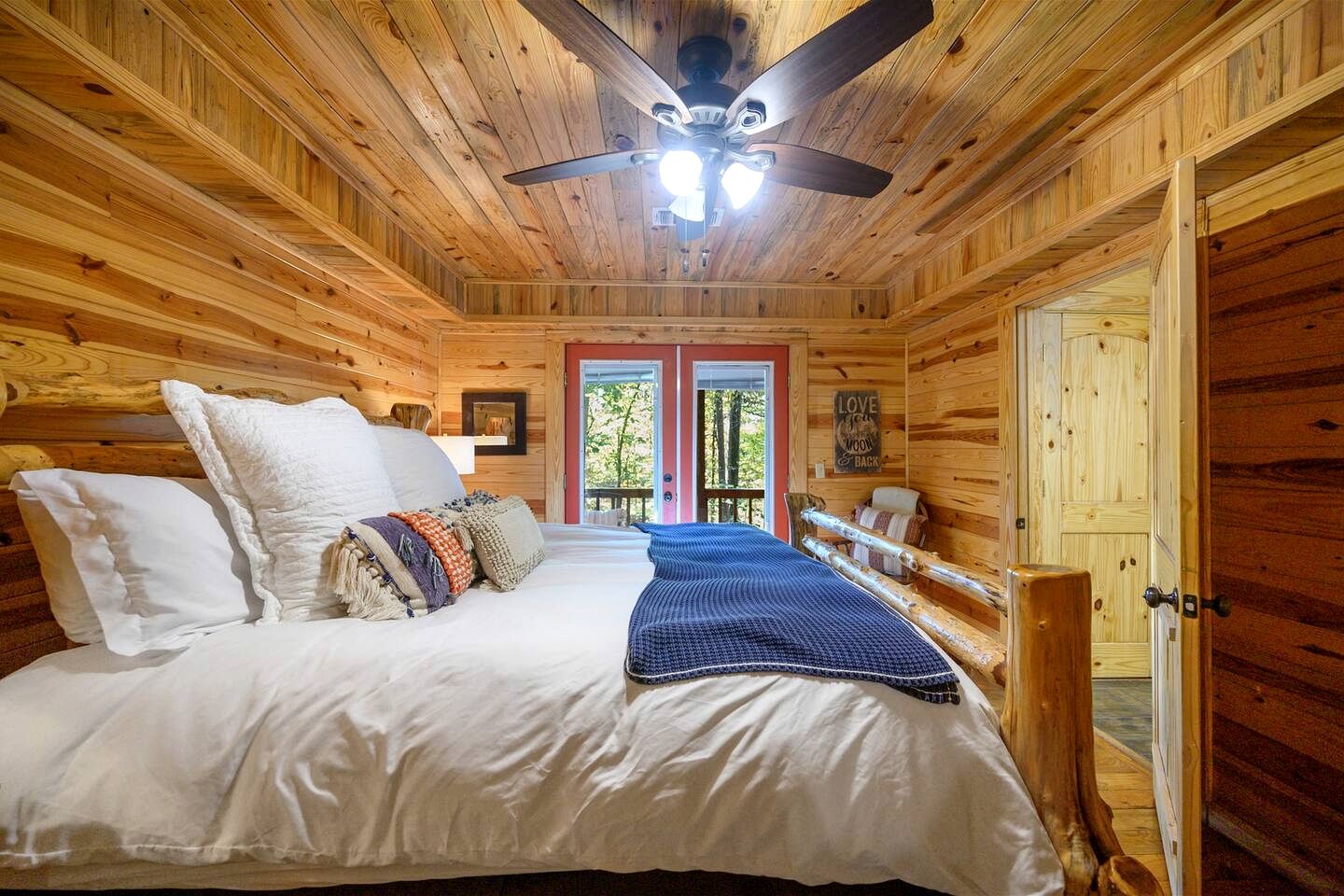 Relaxing Cabin with Hot Tub and Fire Pit in Broken Bow, Oklahoma