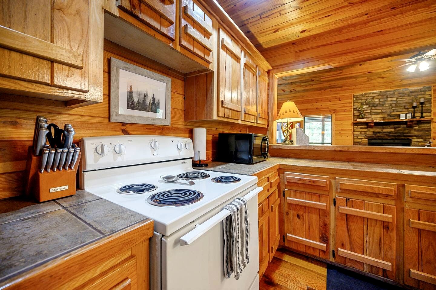 Relaxing Cabin with Hot Tub and Fire Pit in Broken Bow, Oklahoma