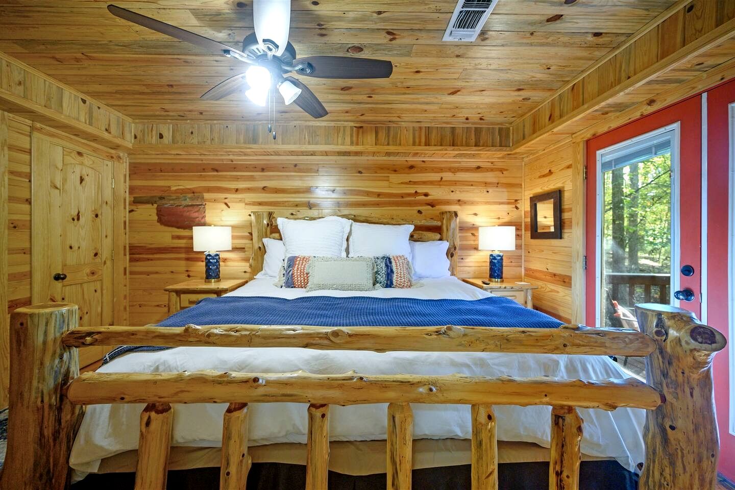 Relaxing Cabin with Hot Tub and Fire Pit in Broken Bow, Oklahoma