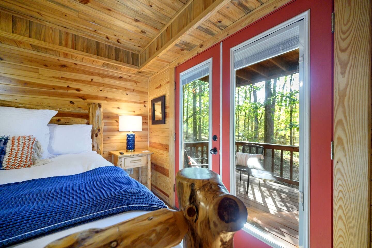 Relaxing Cabin with Hot Tub and Fire Pit in Broken Bow, Oklahoma
