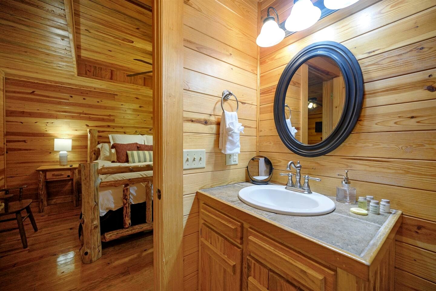 Relaxing Cabin with Hot Tub and Fire Pit in Broken Bow, Oklahoma