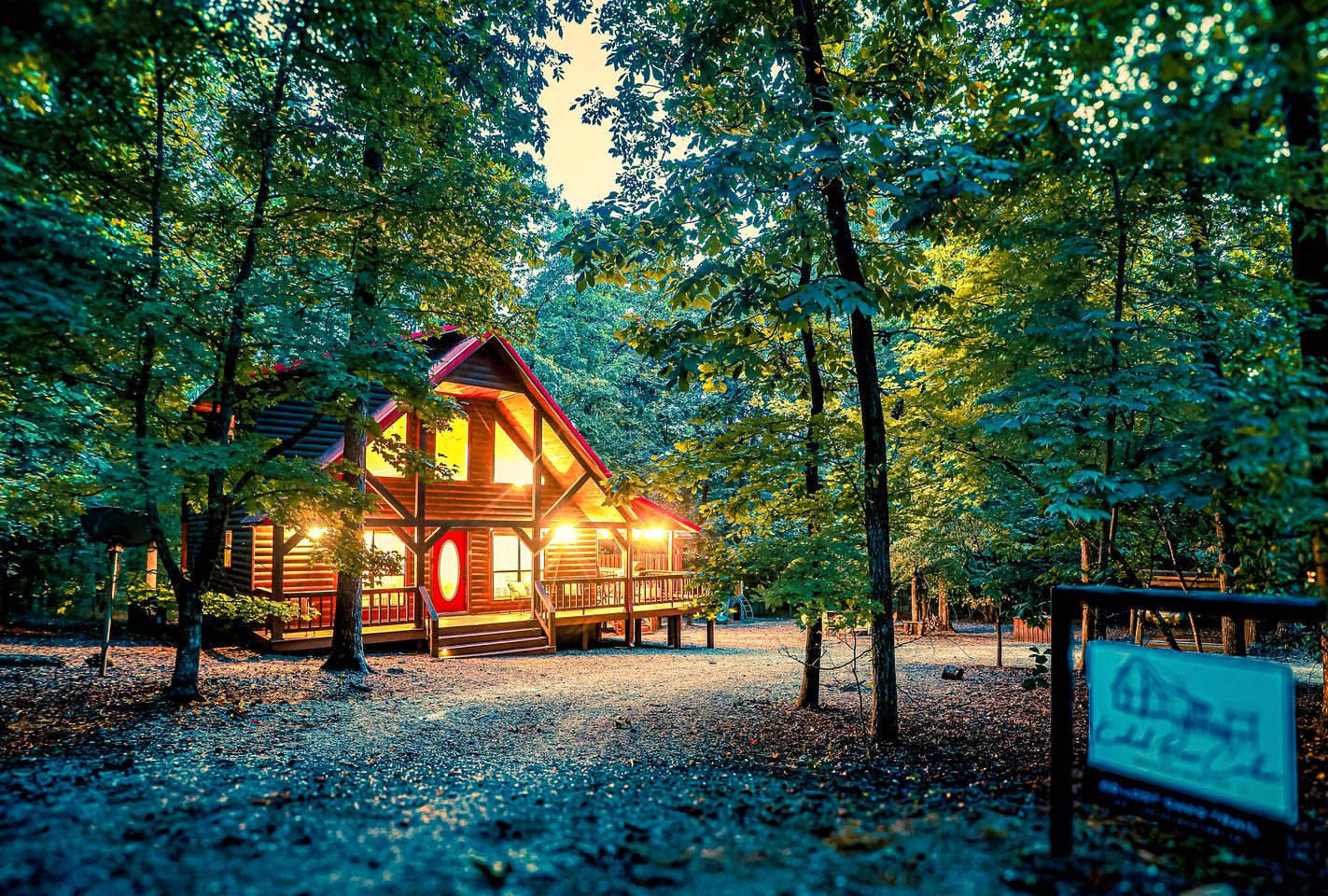 Relaxing Cabin with Hot Tub and Fire Pit in Broken Bow, Oklahoma