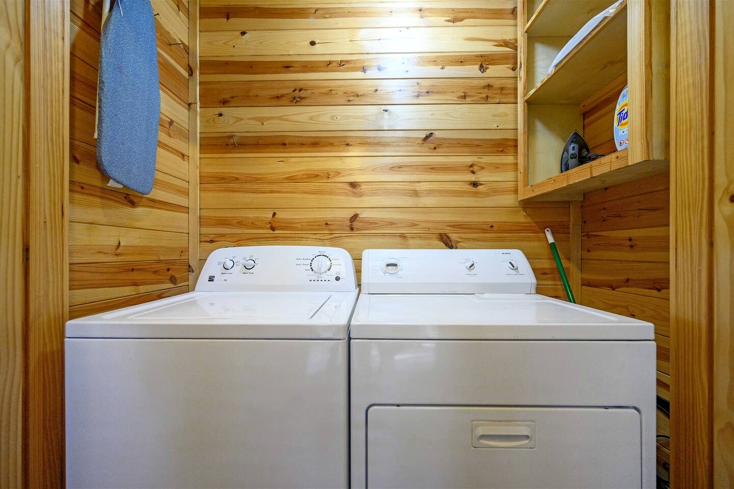 Relaxing Cabin with Hot Tub and Fire Pit in Broken Bow, Oklahoma
