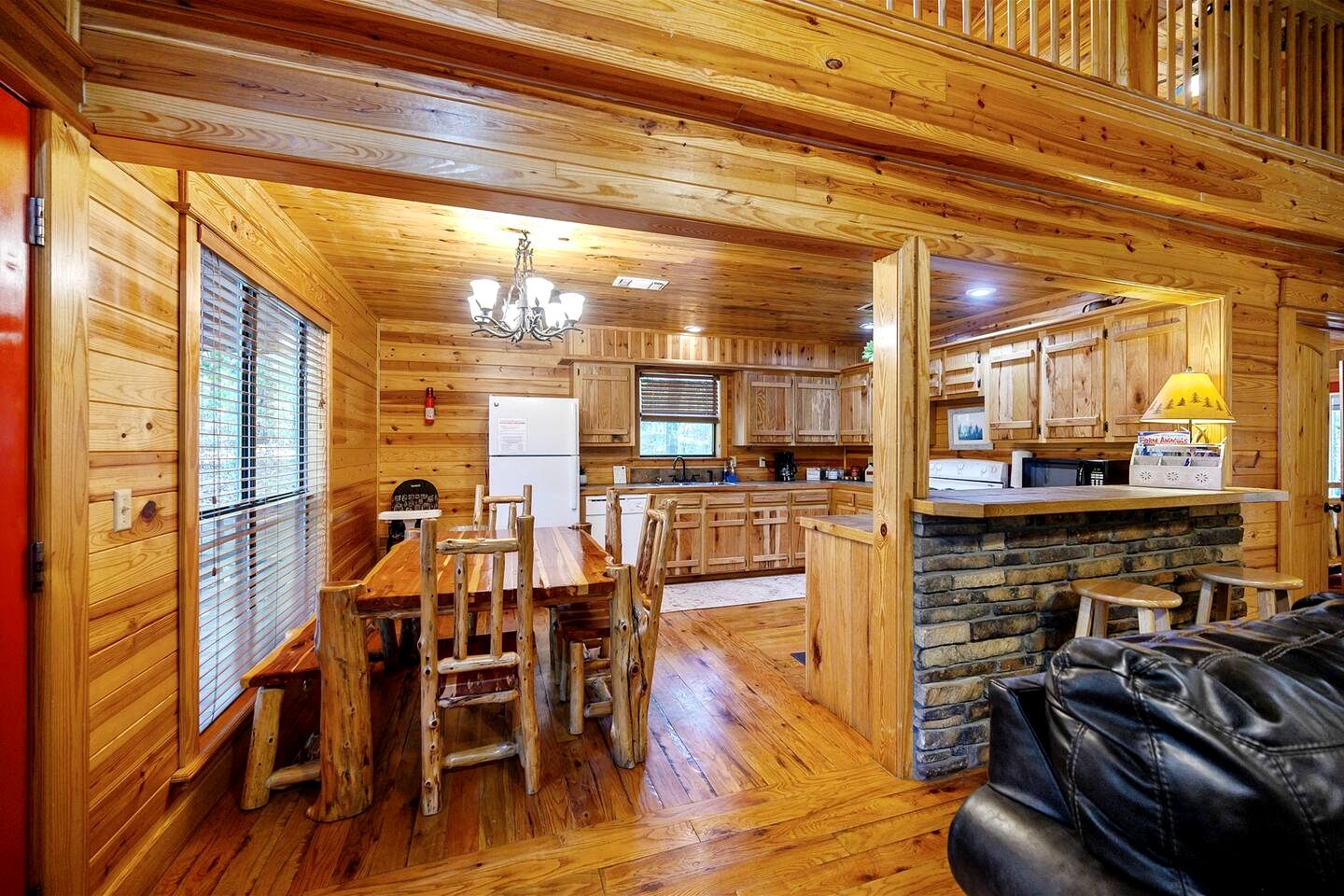 Relaxing Cabin with Hot Tub and Fire Pit in Broken Bow, Oklahoma