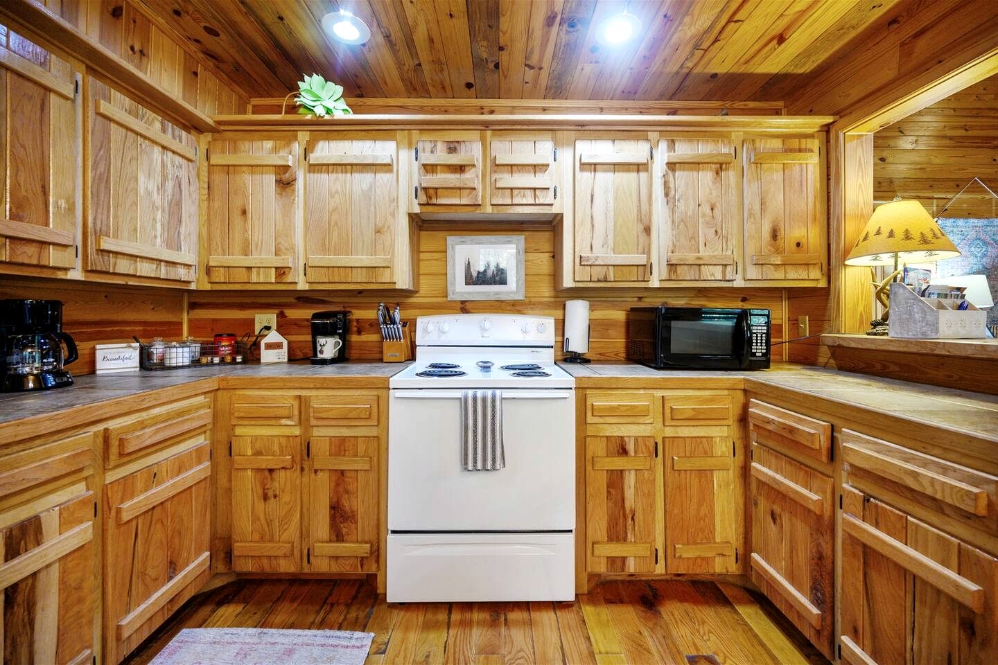 Relaxing Cabin with Hot Tub and Fire Pit in Broken Bow, Oklahoma