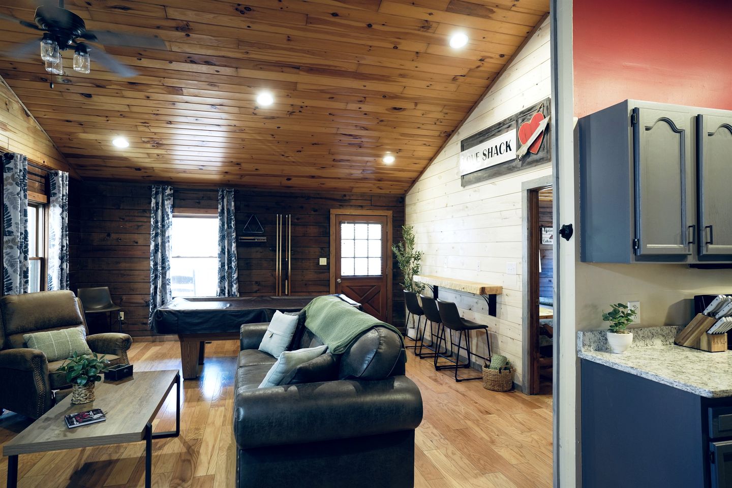 Relaxing Cabin with Hot-tub and Pool Table in Sevierville, Tennessee