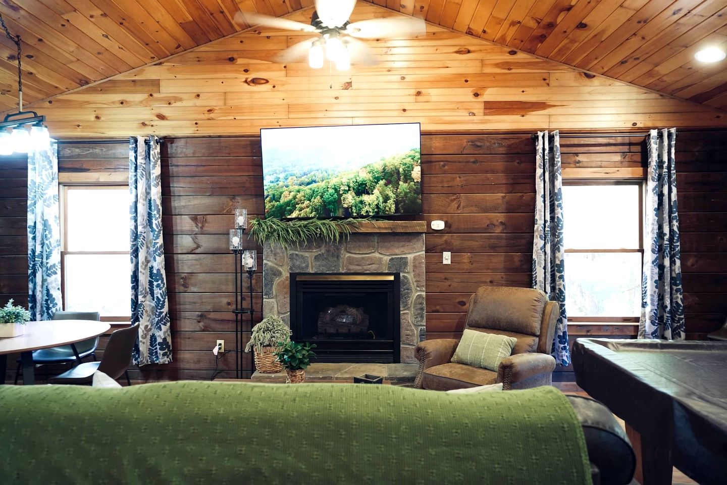 Relaxing Cabin with Hot-tub and Pool Table in Sevierville, Tennessee
