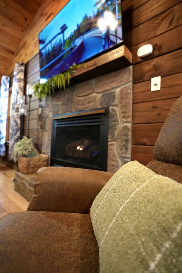 Relaxing Cabin with Hot-tub and Pool Table in Sevierville, Tennessee
