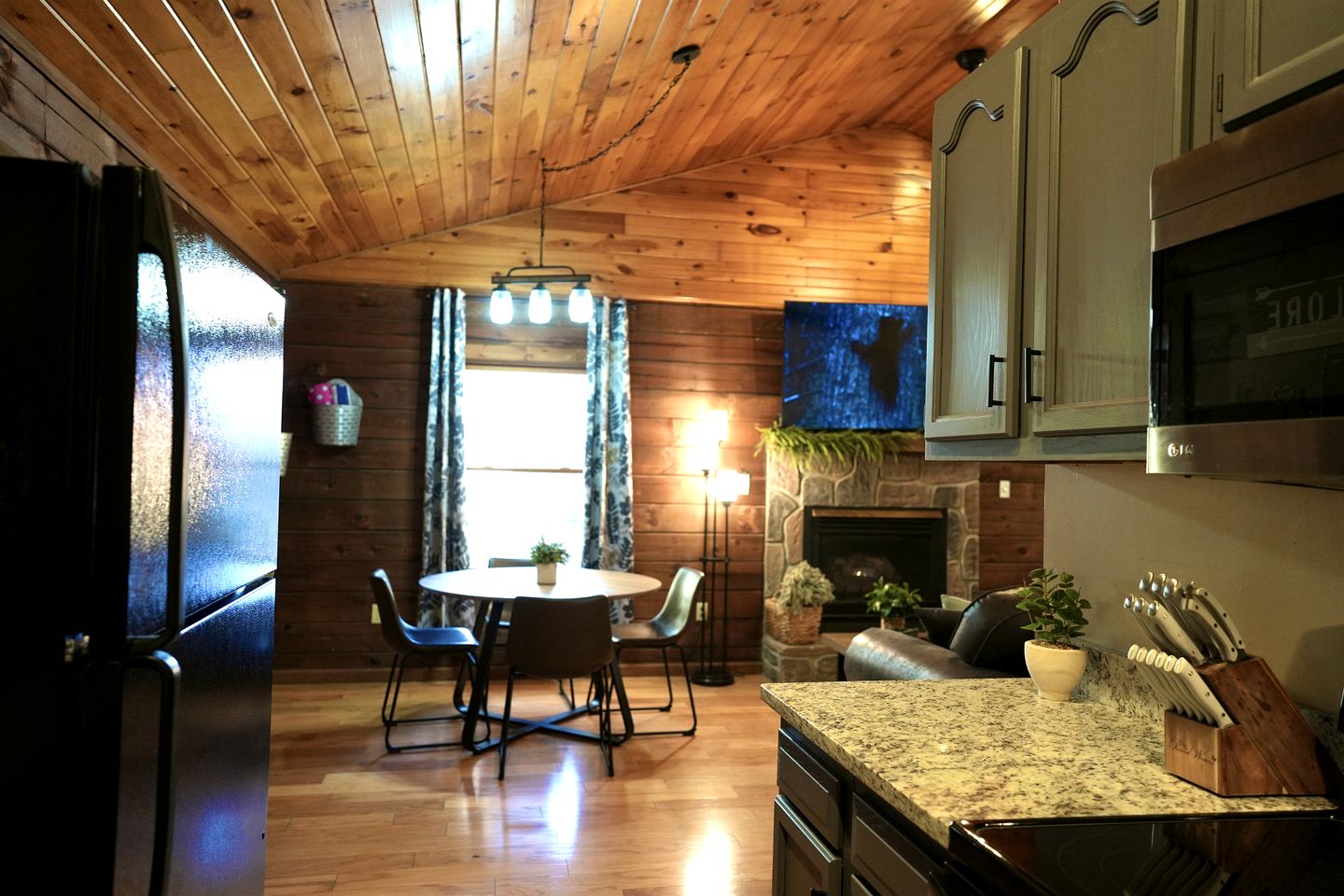 Relaxing Cabin with Hot-tub and Pool Table in Sevierville, Tennessee