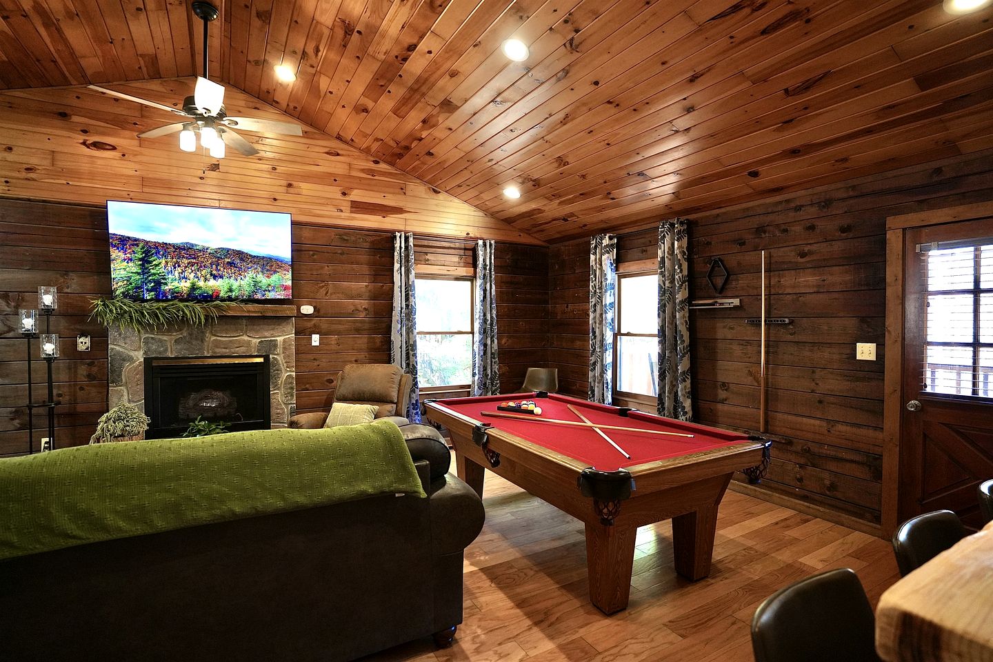 Relaxing Cabin with Hot-tub and Pool Table in Sevierville, Tennessee