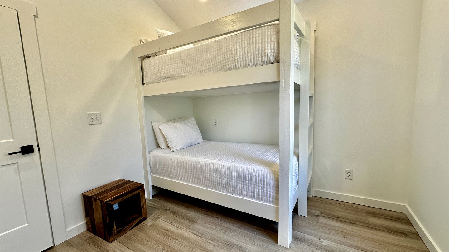 Relaxing Cabin Nestled Amidst Trees and Fire Pit Provided in Monteagle, Tennessee