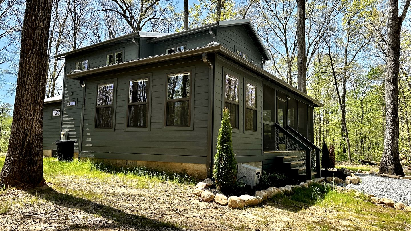 Relaxing Cabin Nestled Amidst Trees and Fire Pit Provided in Monteagle, Tennessee