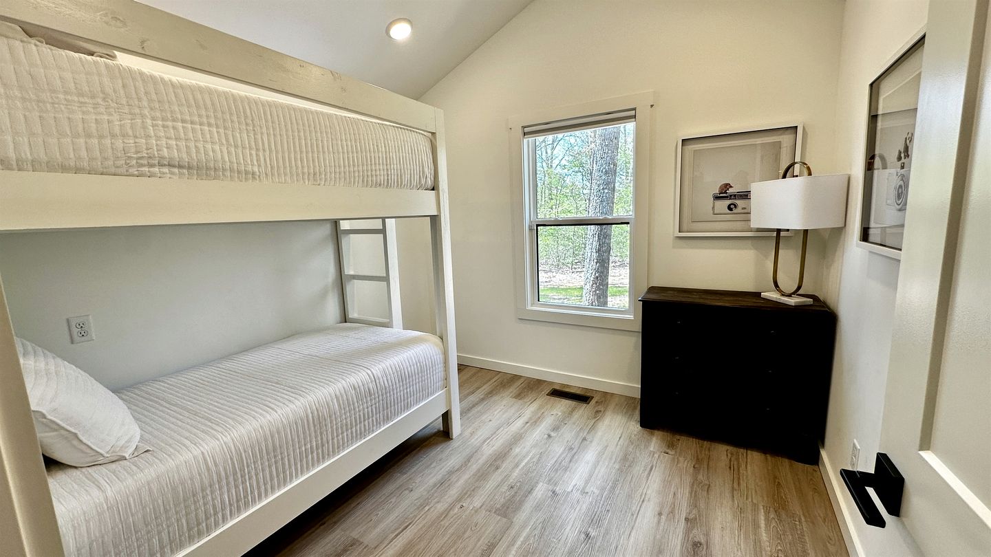 Relaxing Cabin Nestled Amidst Trees and Fire Pit Provided in Monteagle, Tennessee