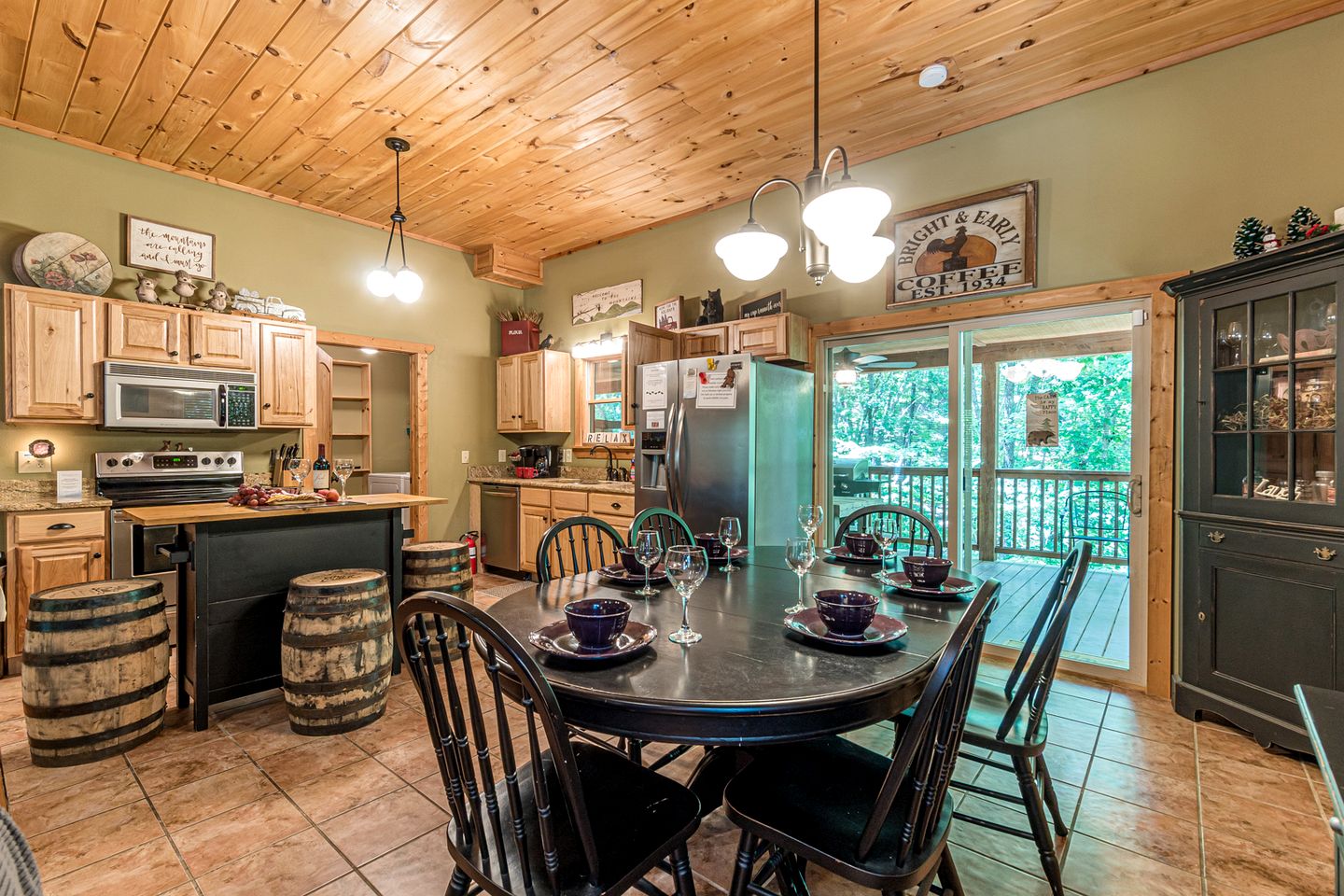 Relaxing Cabin with Screened Porch in Sautee Nacoochee, Georgia