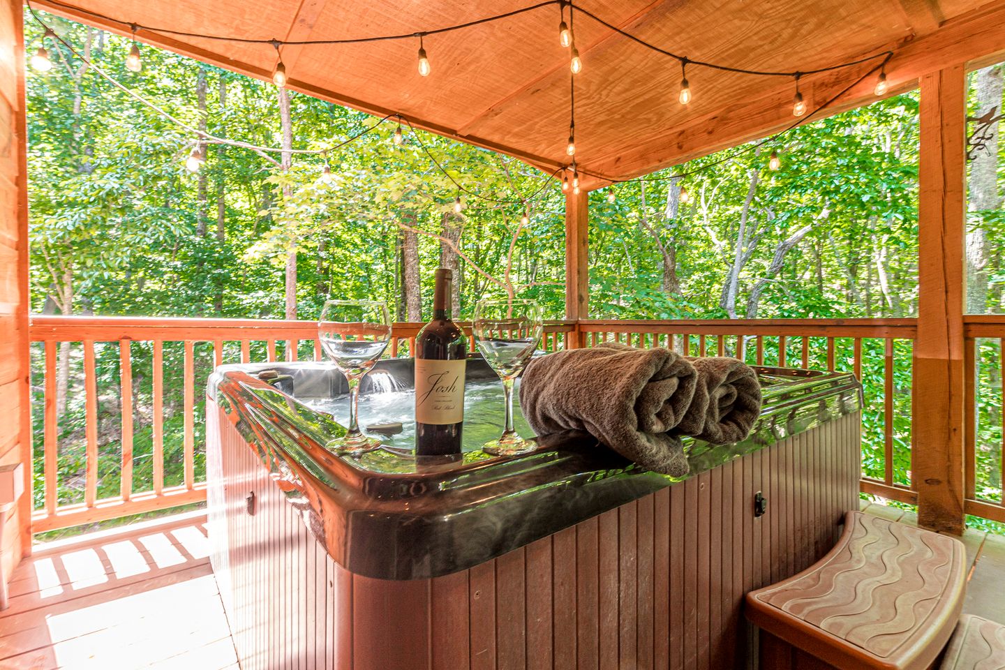 Relaxing Cabin with Screened Porch in Sautee Nacoochee, Georgia