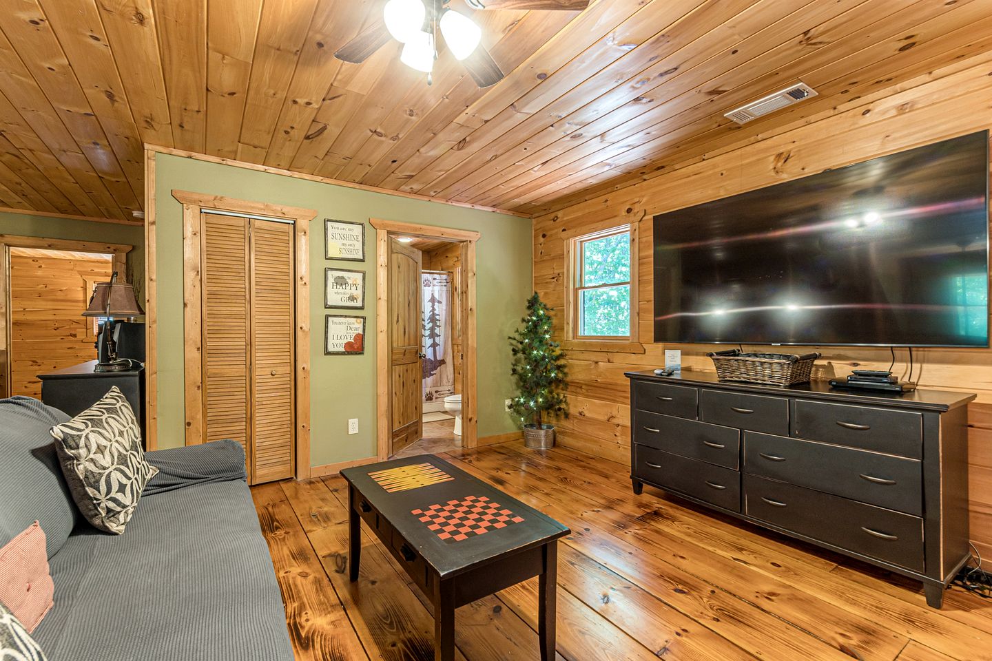 Relaxing Cabin with Screened Porch in Sautee Nacoochee, Georgia