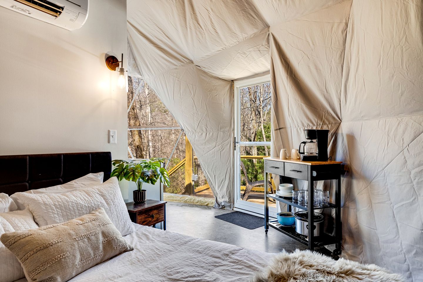 Relaxing Dome in the Heart of the Blue Ridge Mountains for an Unforgettable Glamping Experience in Rosman, North Carolina