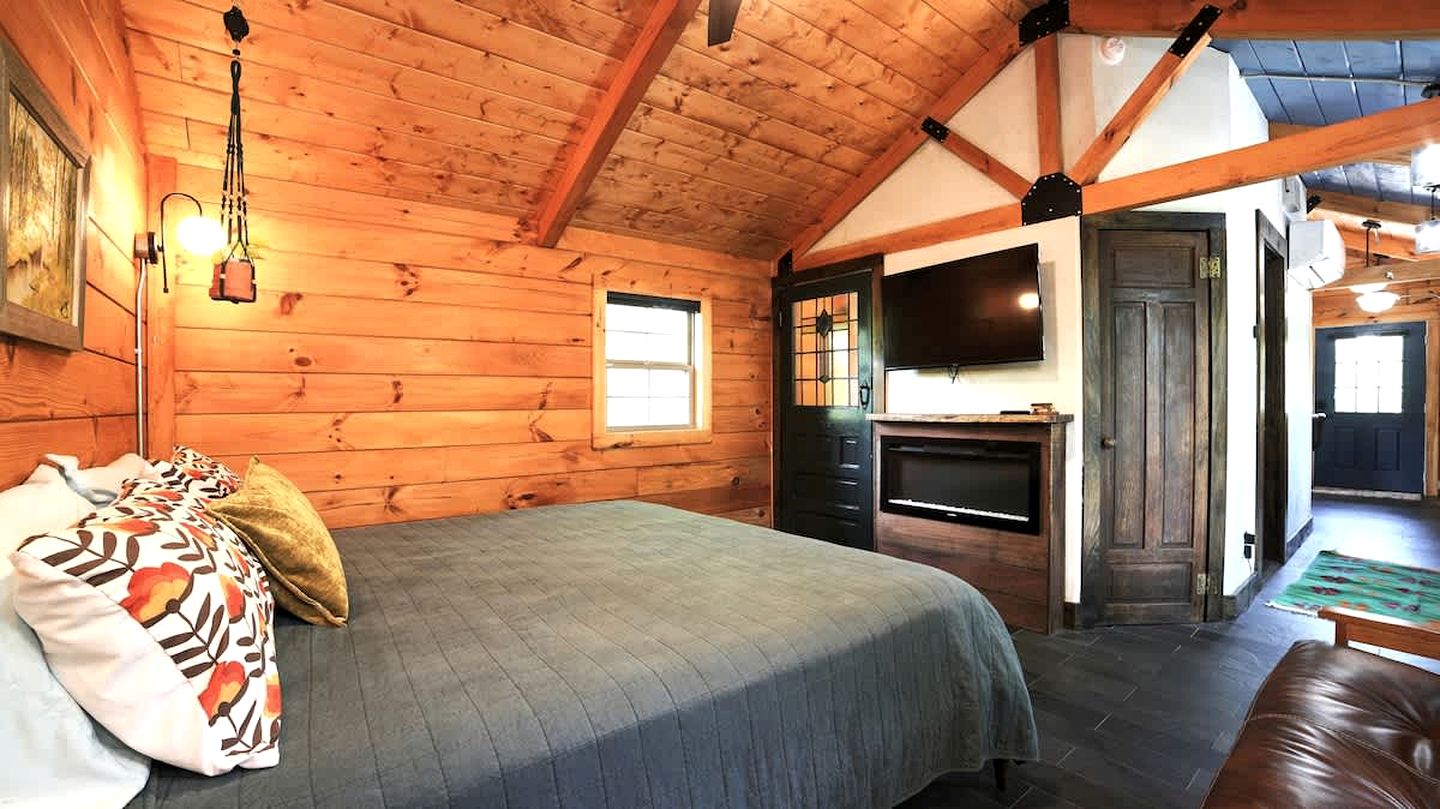Relaxing Getaways to Chattanooga, Tennessee, in this Colorful Pet-Friendly Cabin