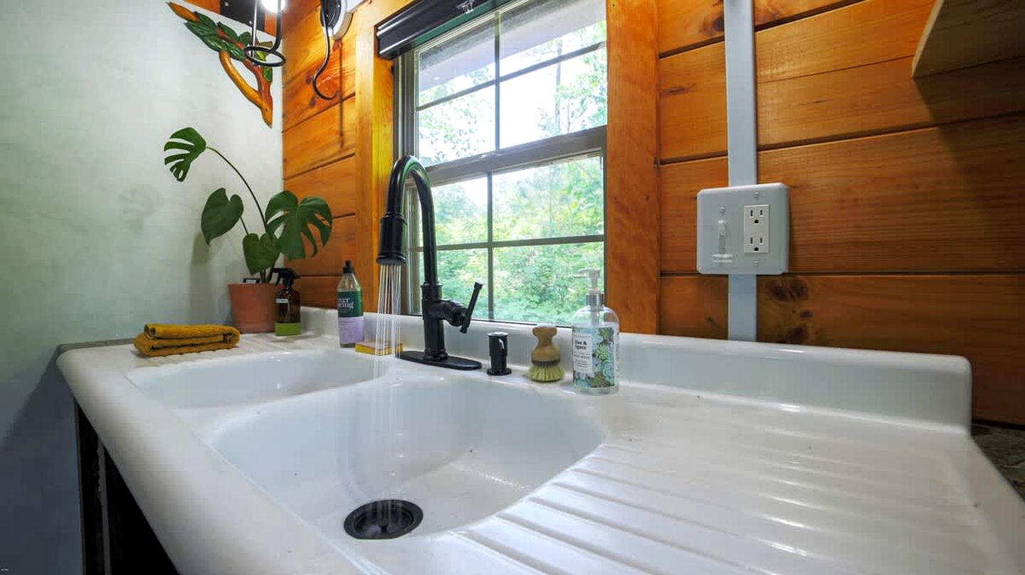 Relaxing Getaways to Chattanooga, Tennessee, in this Colorful Pet-Friendly Cabin