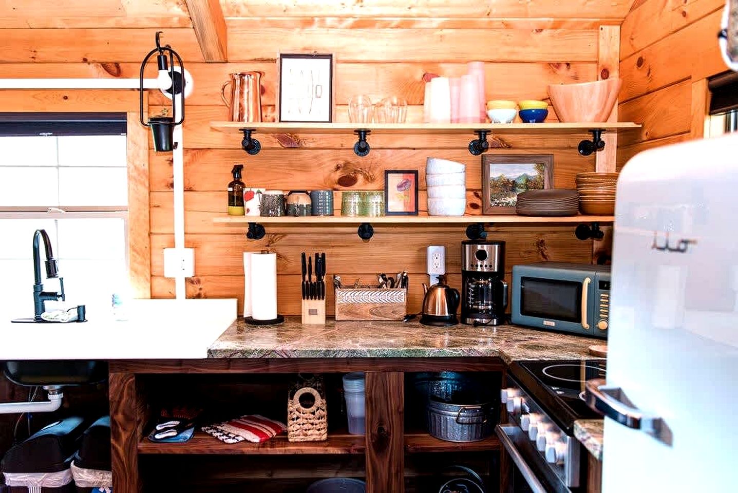 Relaxing Getaways to Chattanooga, Tennessee, in this Colorful Pet-Friendly Cabin