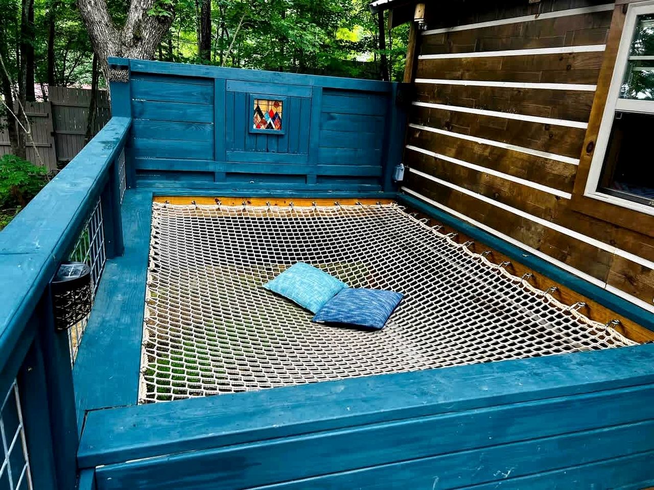 Relaxing Getaways to Chattanooga, Tennessee, in this Colorful Pet-Friendly Cabin