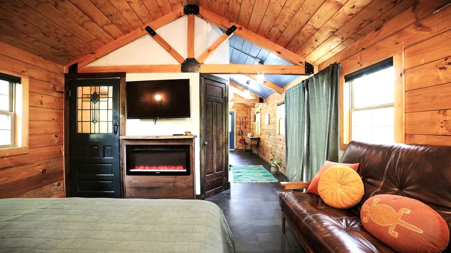 Relaxing Getaways to Chattanooga, Tennessee, in this Colorful Pet-Friendly Cabin