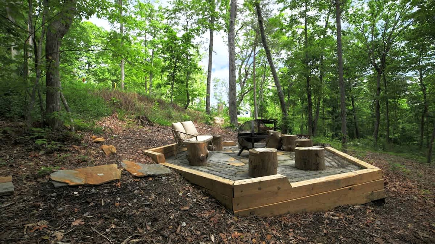 Relaxing Getaways to Chattanooga, Tennessee, in this Colorful Pet-Friendly Cabin