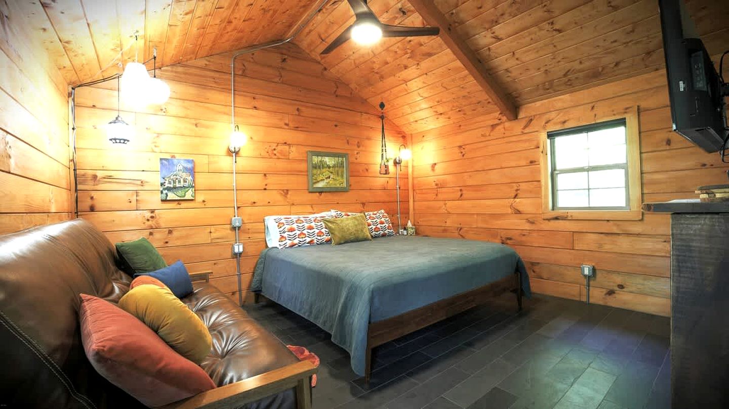 Relaxing Getaways to Chattanooga, Tennessee, in this Colorful Pet-Friendly Cabin