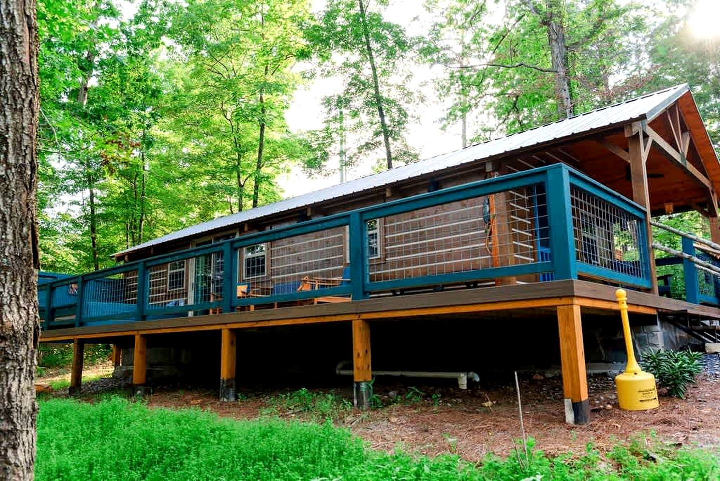 Relaxing Getaways to Chattanooga, Tennessee, in this Colorful Pet-Friendly Cabin