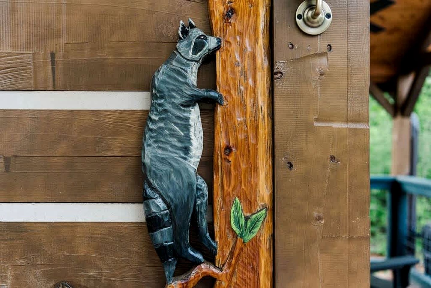 Relaxing Getaways to Chattanooga, Tennessee, in this Colorful Pet-Friendly Cabin