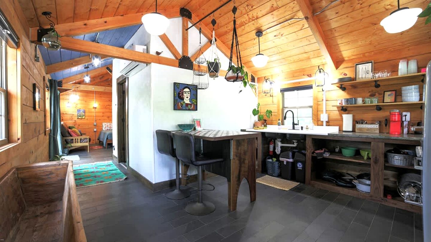 Relaxing Getaways to Chattanooga, Tennessee, in this Colorful Pet-Friendly Cabin