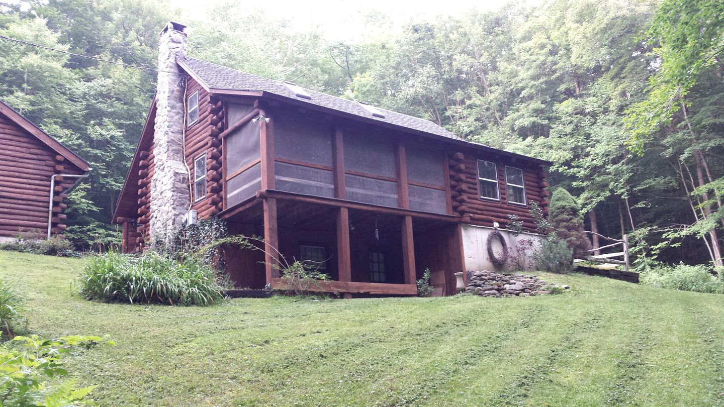 Log Cabin Rental for Eight Guests with Walk-Out Bedroom near Manchester, Vermont