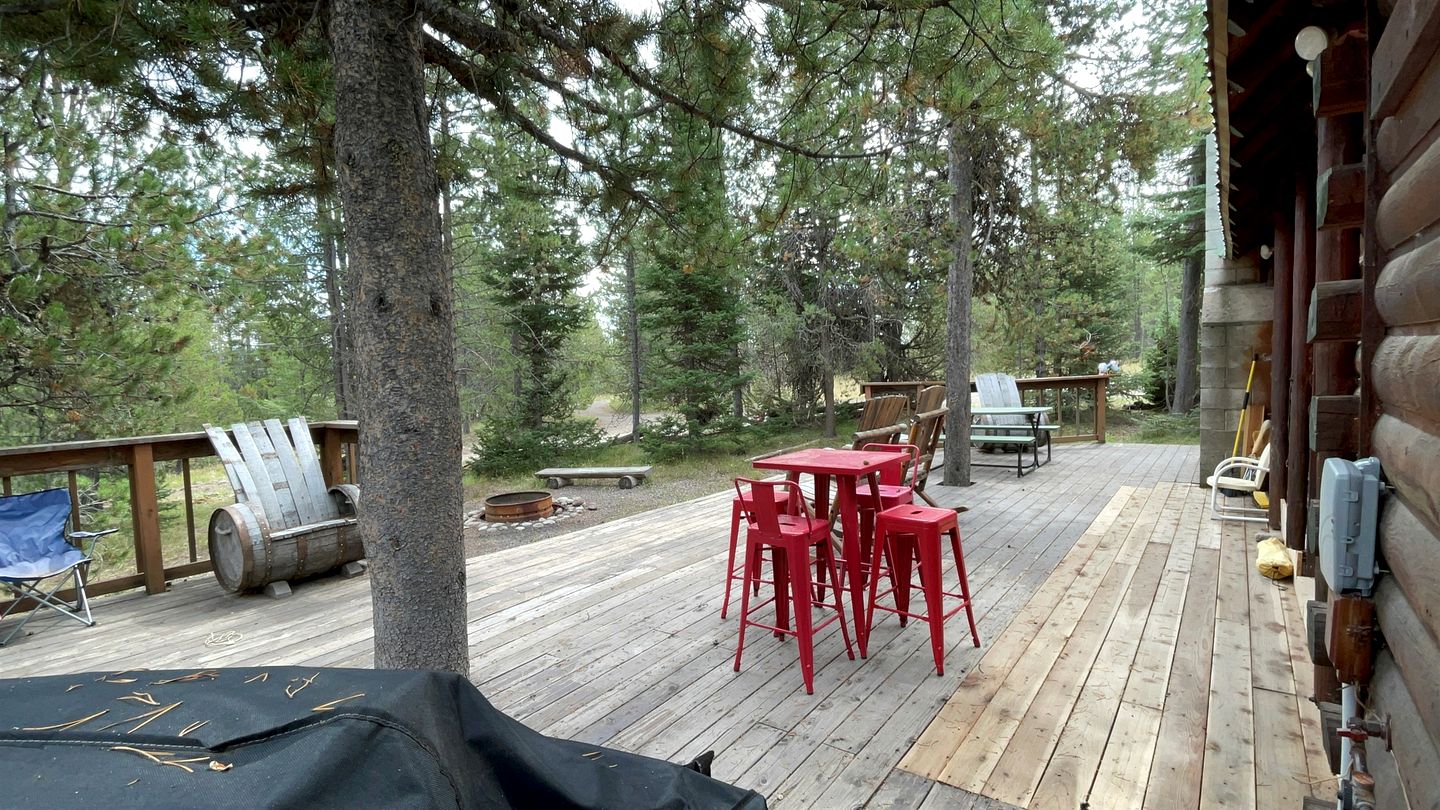 Relaxing Log Cabin Nestled in the Trees near Yellowstone, Idaho