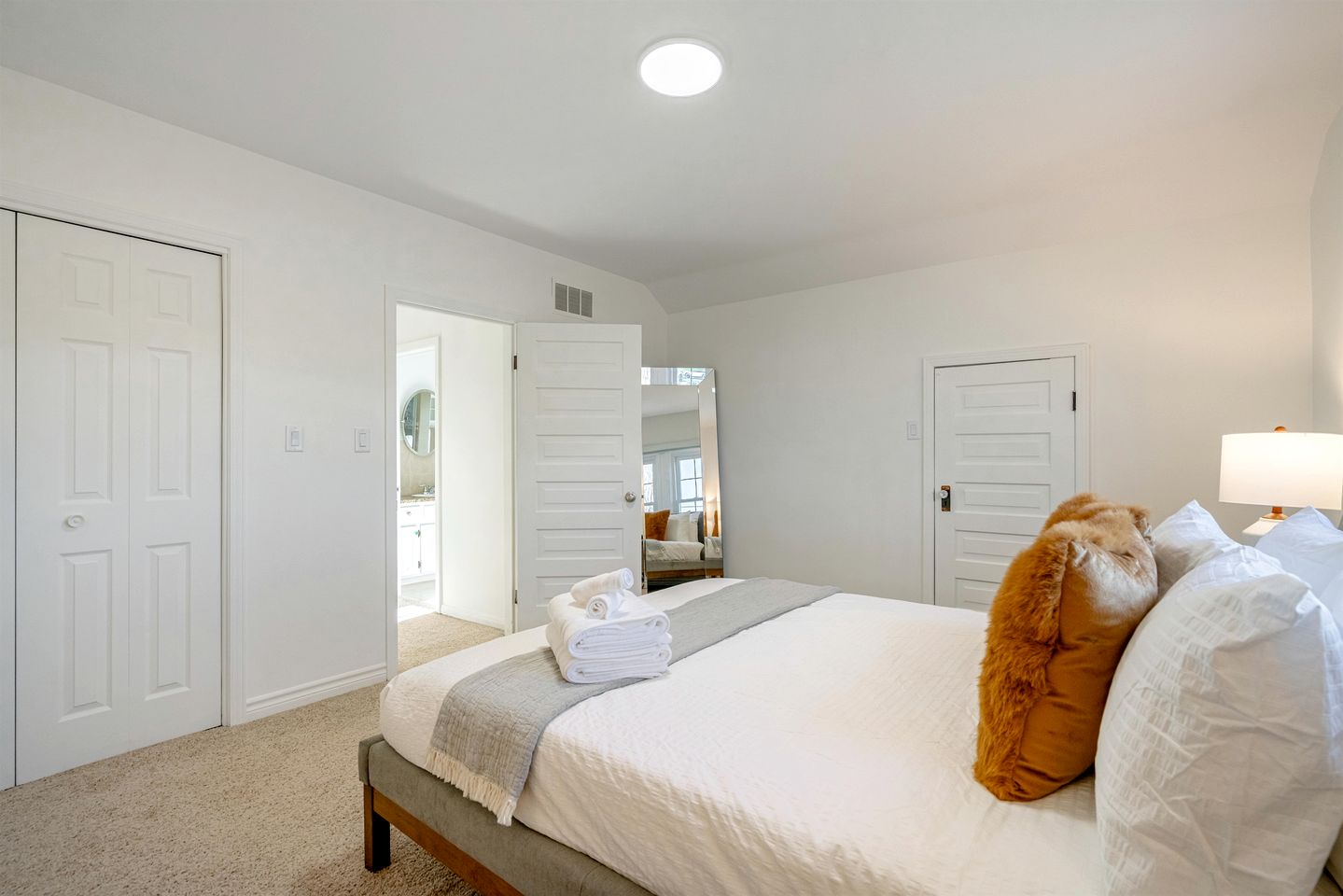 Relaxing Luxury Stay with Spa Bath, Pool Loungers & Outdoor Fire Pit in Ontario, Canada