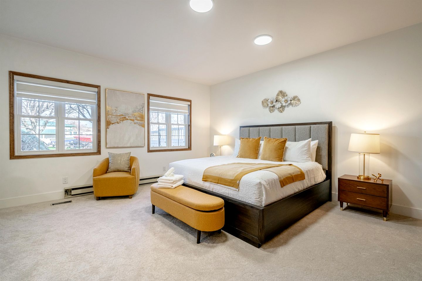 Relaxing Luxury Stay with Spa Bath, Pool Loungers & Outdoor Fire Pit in Ontario, Canada