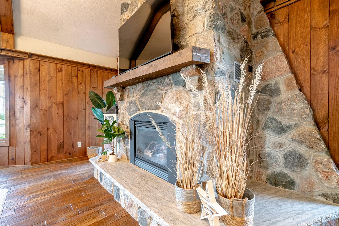 Relaxing Luxury Stay with Spa Bath, Pool Loungers & Outdoor Fire Pit in Ontario, Canada