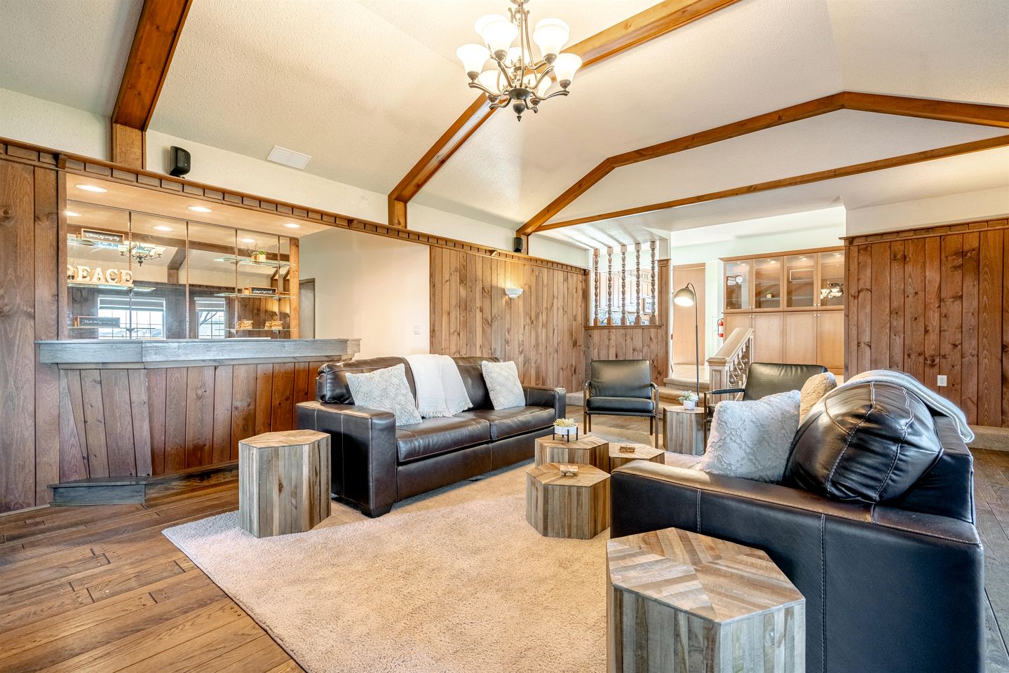 Relaxing Luxury Stay with Spa Bath, Pool Loungers & Outdoor Fire Pit in Ontario, Canada