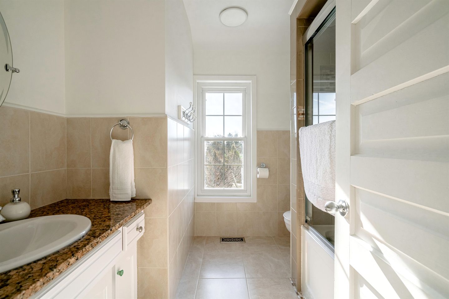 Relaxing Luxury Stay with Spa Bath, Pool Loungers & Outdoor Fire Pit in Ontario, Canada