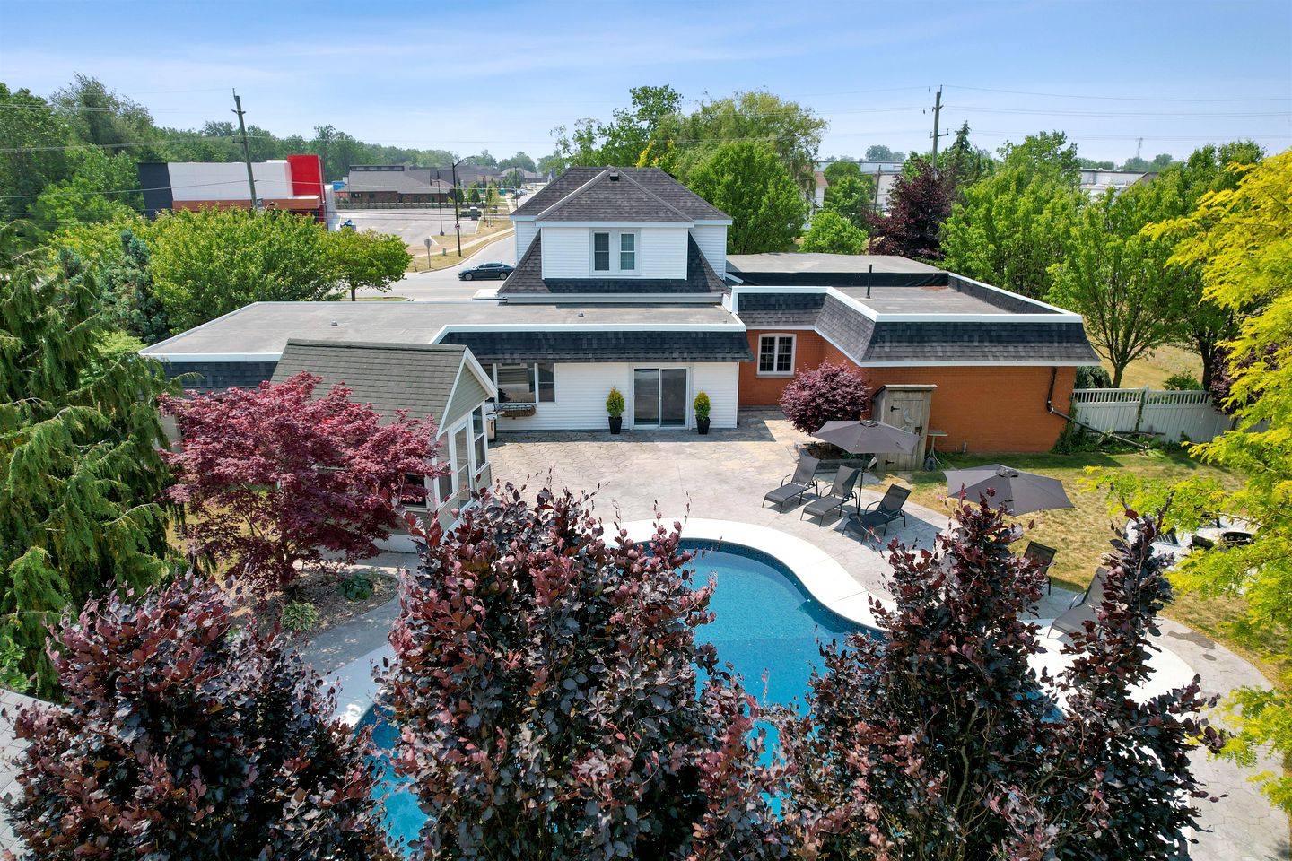 Relaxing Luxury Stay with Spa Bath, Pool Loungers & Outdoor Fire Pit in Ontario, Canada