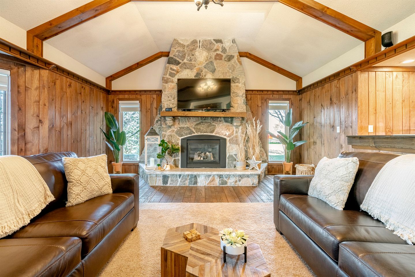 Relaxing Luxury Stay with Spa Bath, Pool Loungers & Outdoor Fire Pit in Ontario, Canada