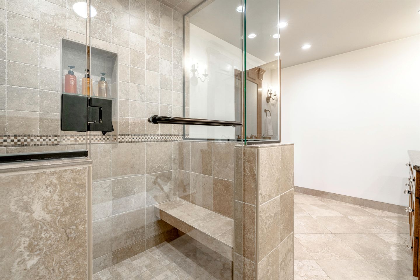 Relaxing Luxury Stay with Spa Bath, Pool Loungers & Outdoor Fire Pit in Ontario, Canada