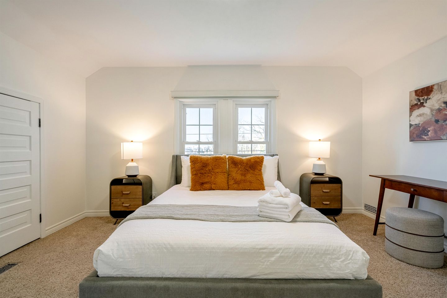 Relaxing Luxury Stay with Spa Bath, Pool Loungers & Outdoor Fire Pit in Ontario, Canada